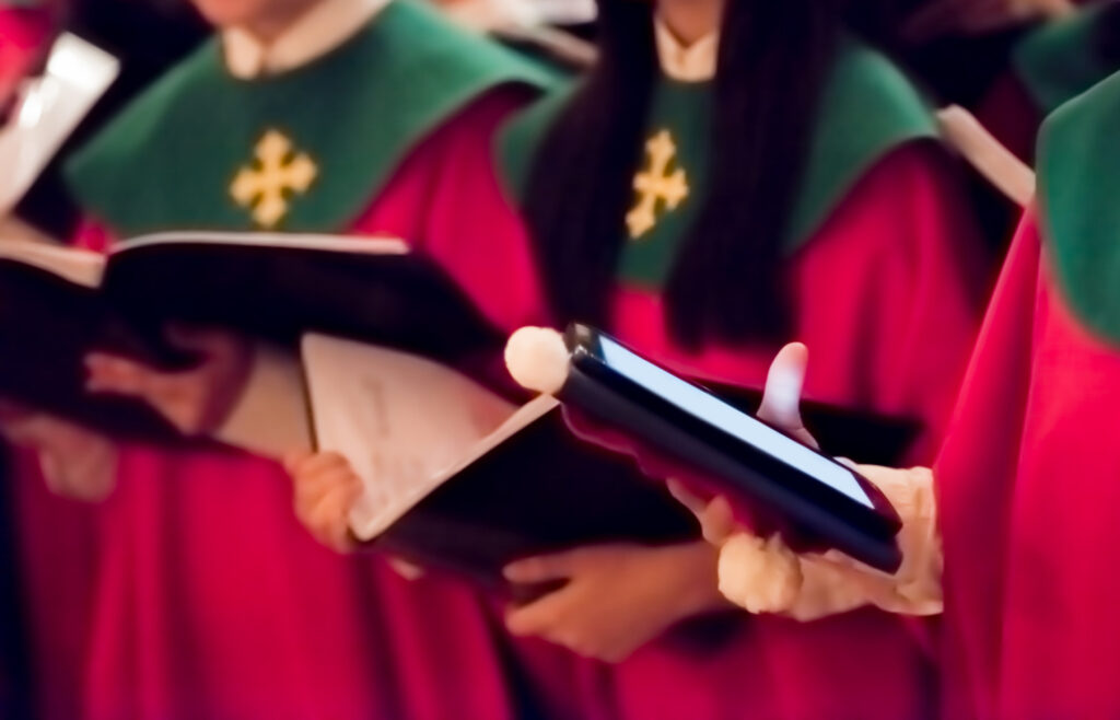 Coro che canta canti natalizi