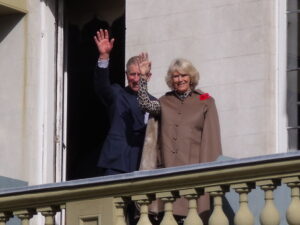 Carlo e Camilla che salutano dal balcone