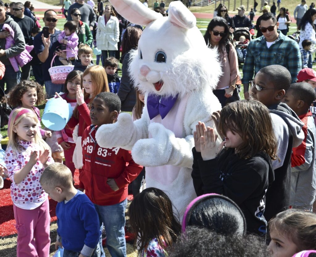 Coniglio pasquale con bambini