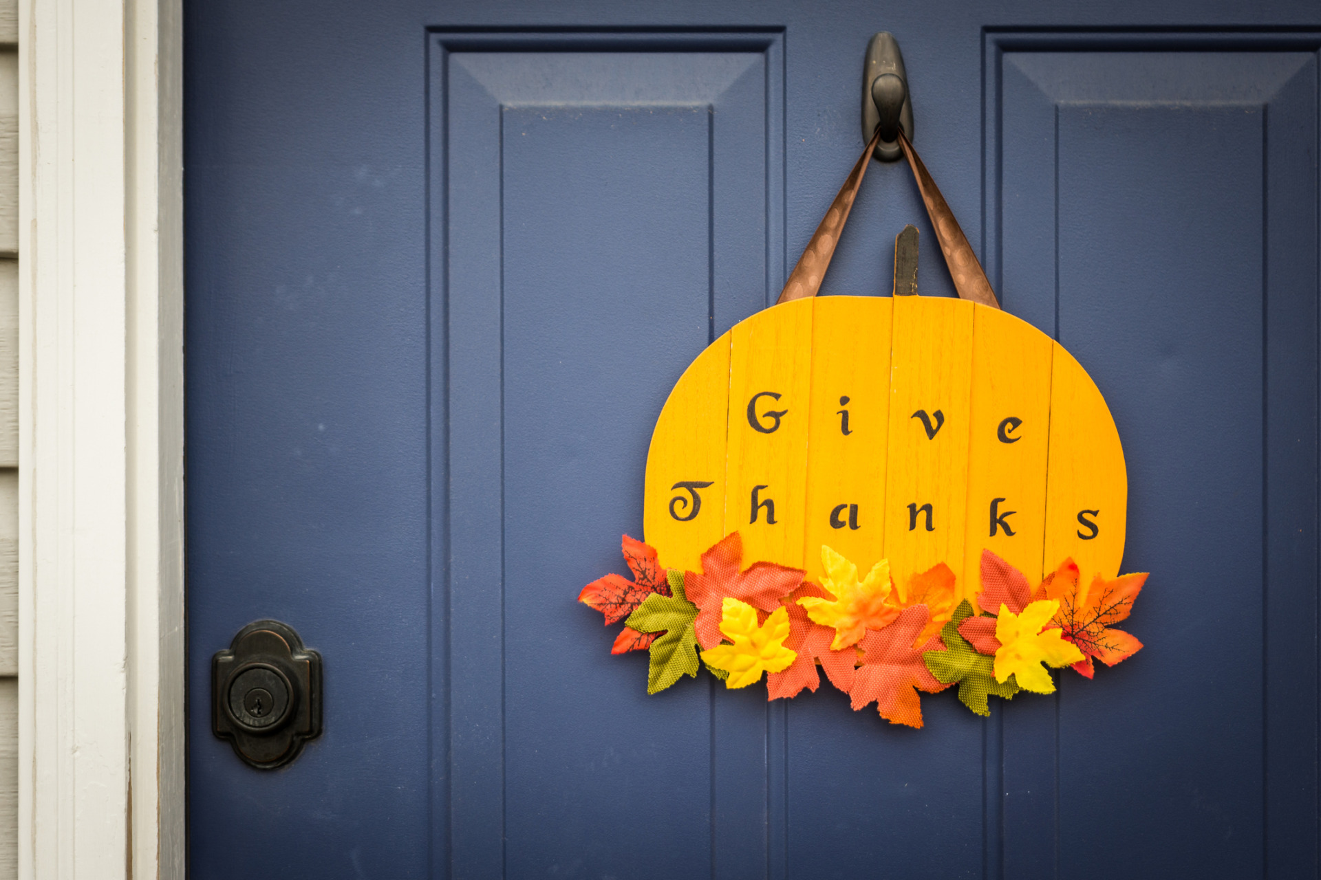 Decorazione porta di ingresso a forma di zucca per la festa del ringraziamento