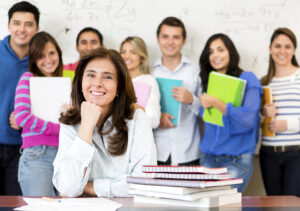 Docente in classe con i suoi studenti