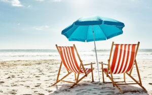 Due sdraio e un ombrello sulla spiaggia
