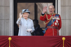 Regina Elisabetta e Principe Filippo salutano dal balcone del palazzo