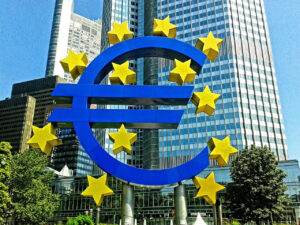 Simbolo dell'euro davanti a grattacieli