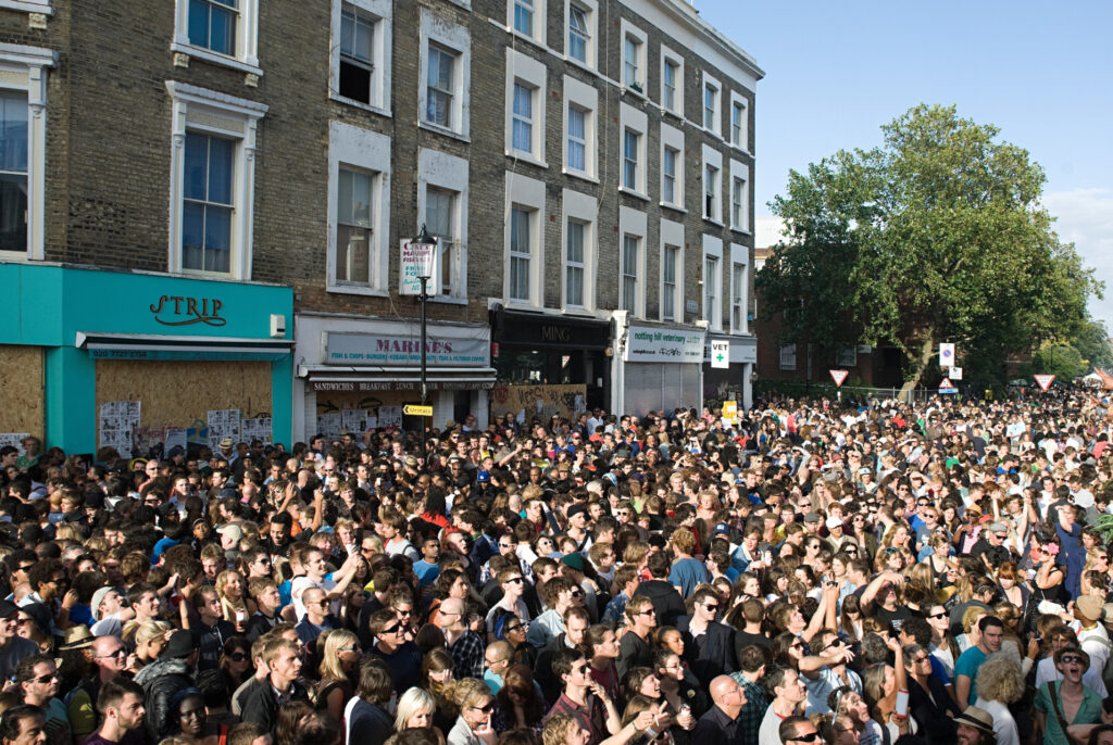 Folla per strada a Londra