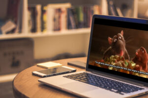 Pc portatile che sta trasmettendo il film ratatouille
