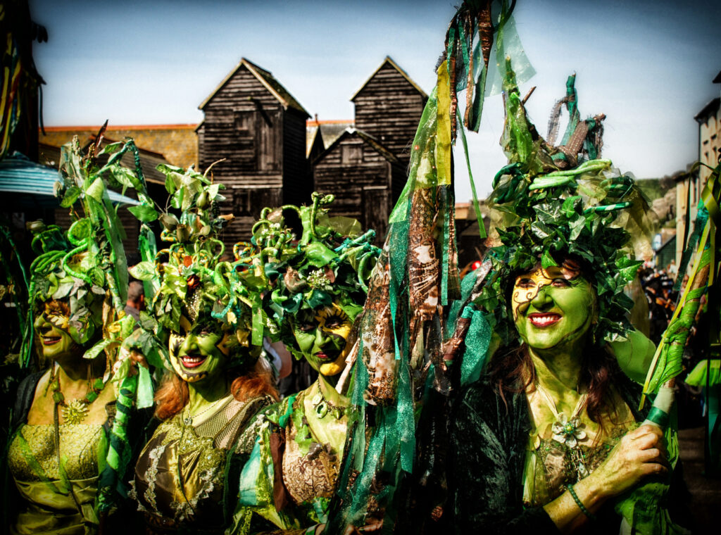 Persone vestite totalmente di foglie in occasione di jack in the green