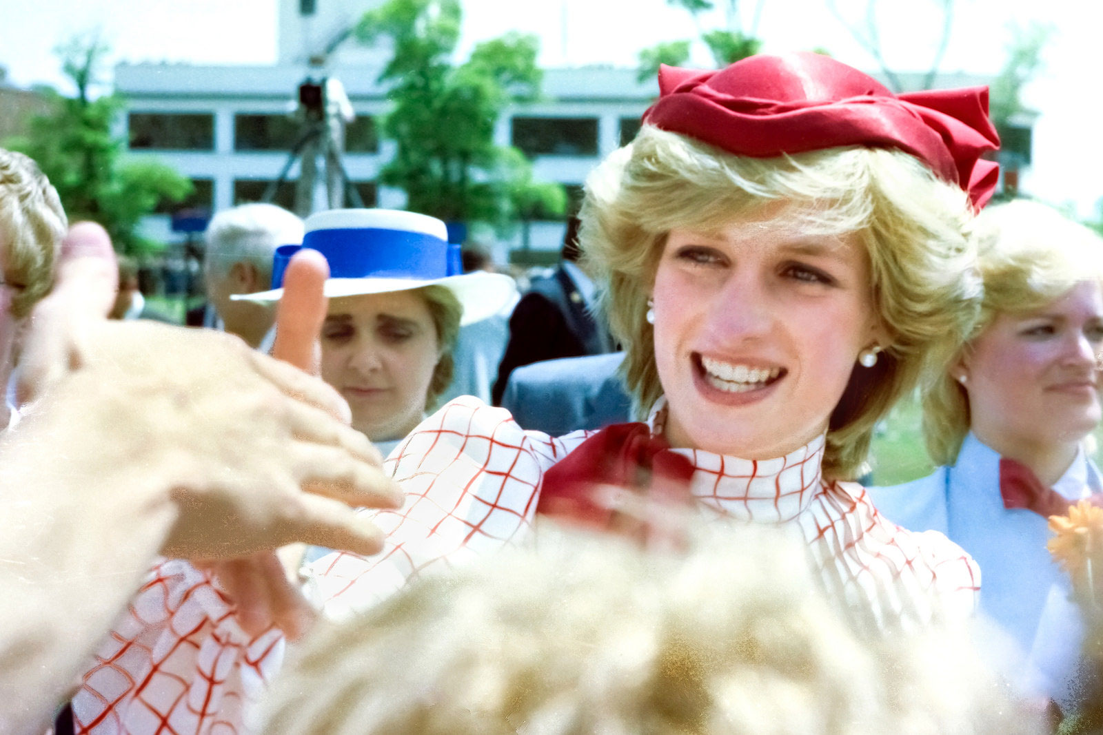 Lady Diana sorridente tra la folla