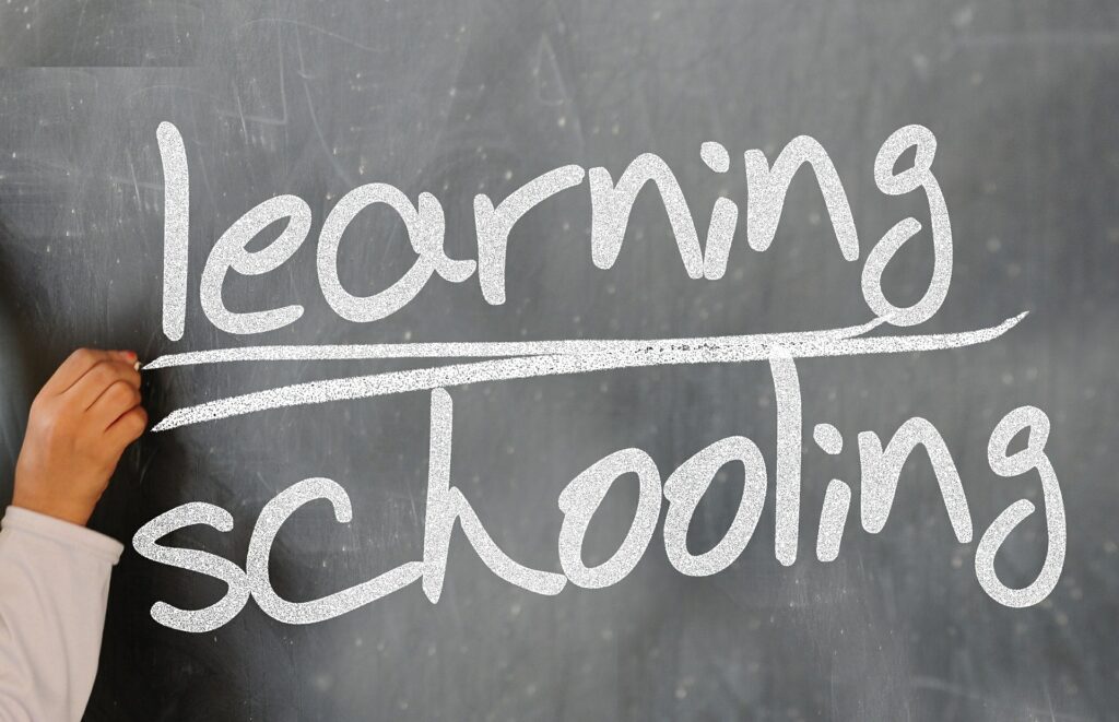 lavagna con scritta learning school
