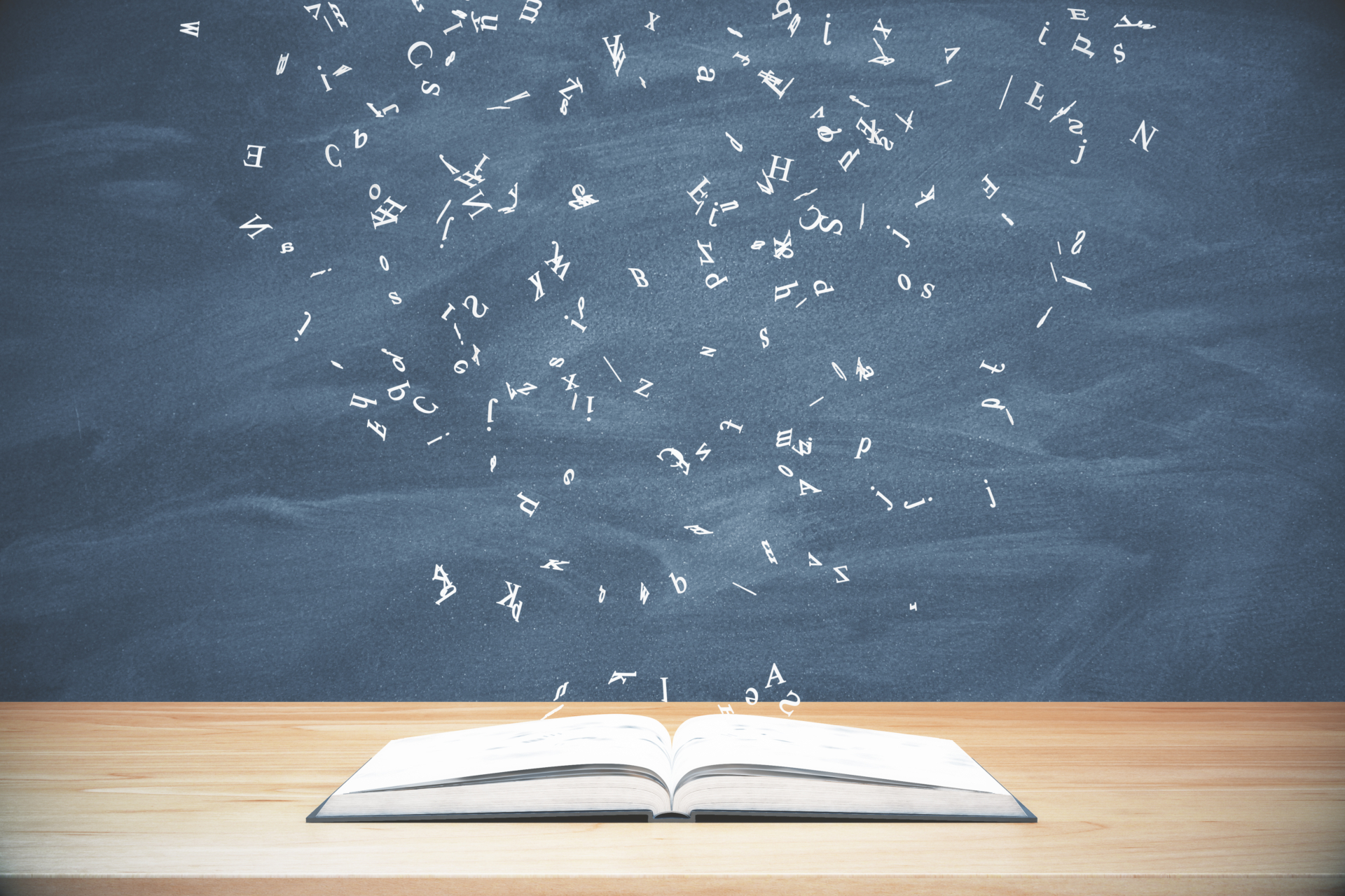 Libro aperto su cattedra con lavagna alle spalle