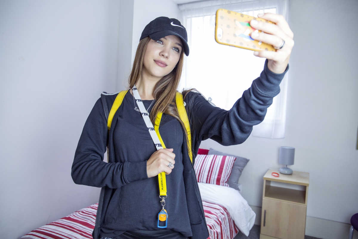 Ludovica Coscione si fa un selfie nella stanza del college MLA