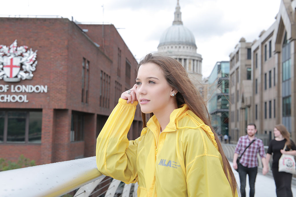 Ludovica Coscione sul millenium bridge di fronte alla cattedrale di Saint Paul