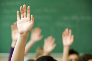 mani alzate in classe