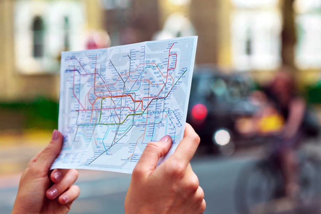 Mani che mantengono la mappa della metro di Londra