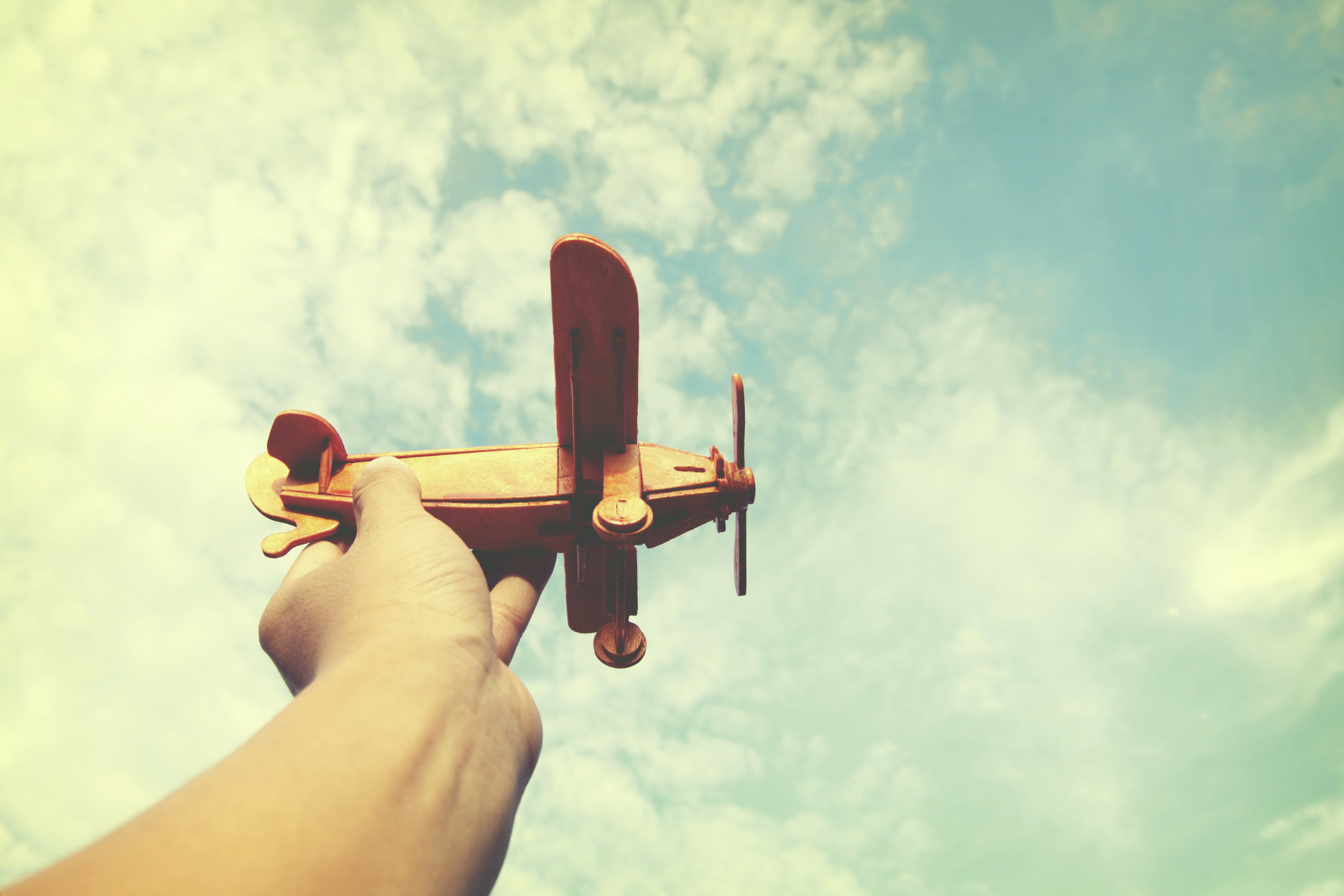 mano che mantiene modellino di aereo