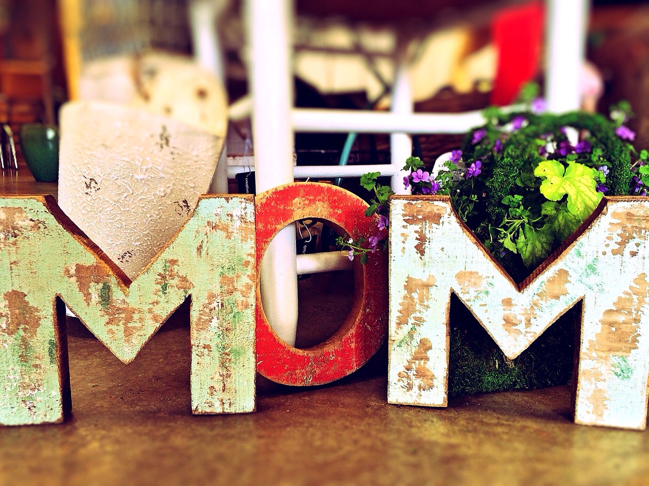 Scritta in legno MOM