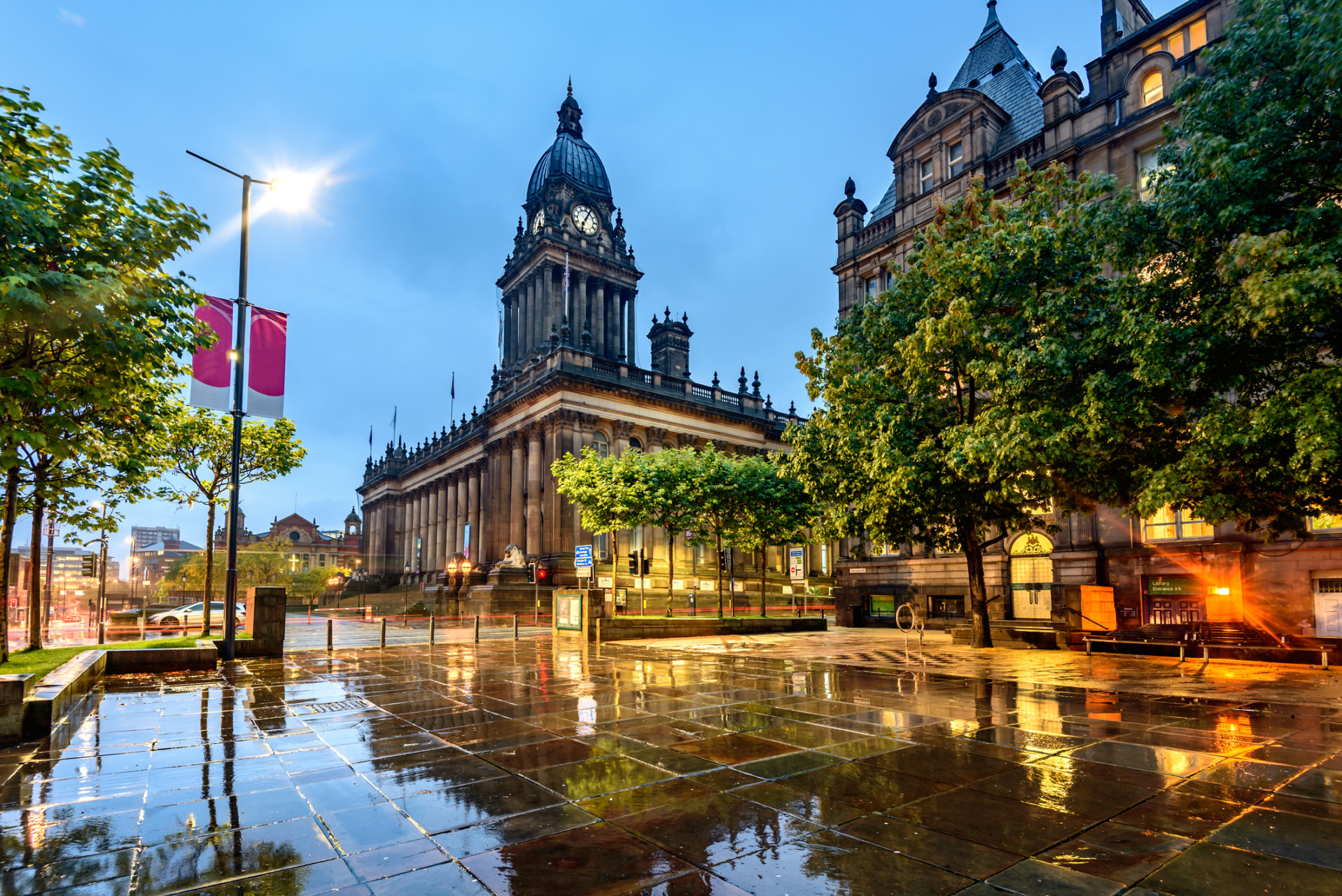 Veduta dal fiume del municipio di Leeds