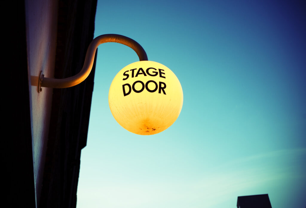 Palla luminosa sull'ingresso di un teatro di musical
