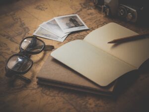Libro, mappa, foto e occhiali antichi