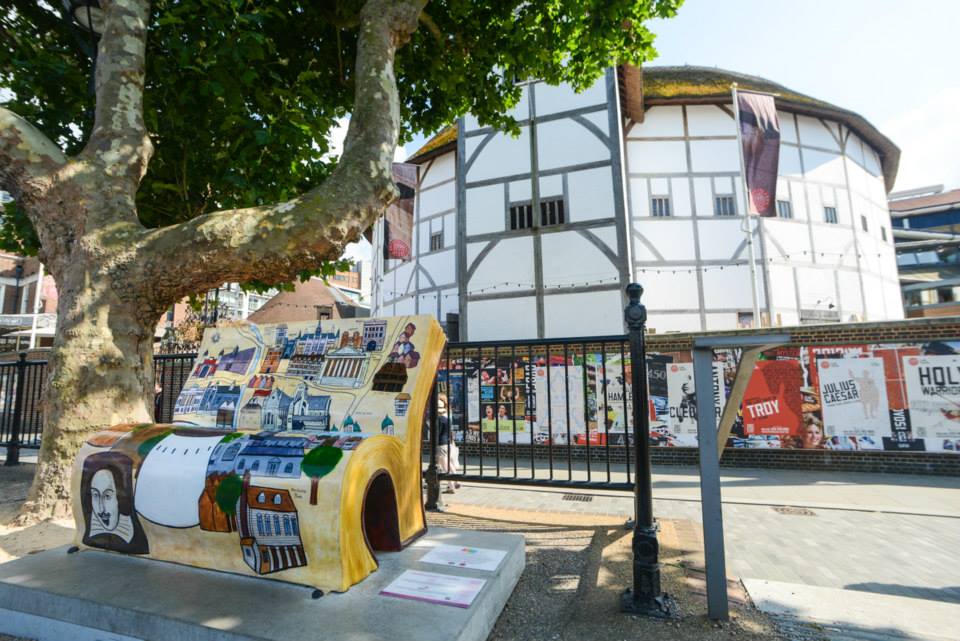 Panchina letteraria Shakespeare davanti al Globe Theatre