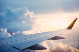 Ala dell'aereo in volo con raggio di sole