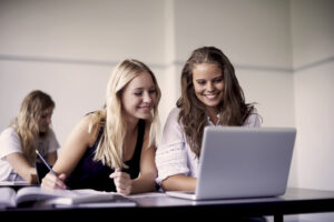 Due studentesse al pc