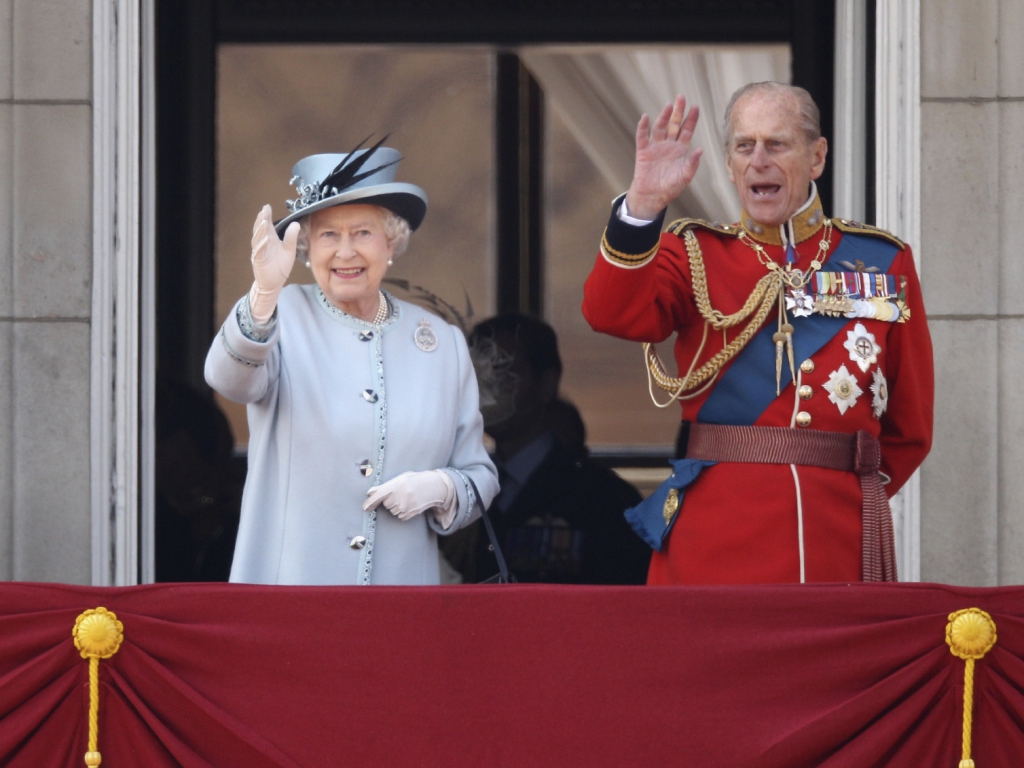 Il principe Filippo e la Regina Elisabetta che salutano dal balcone