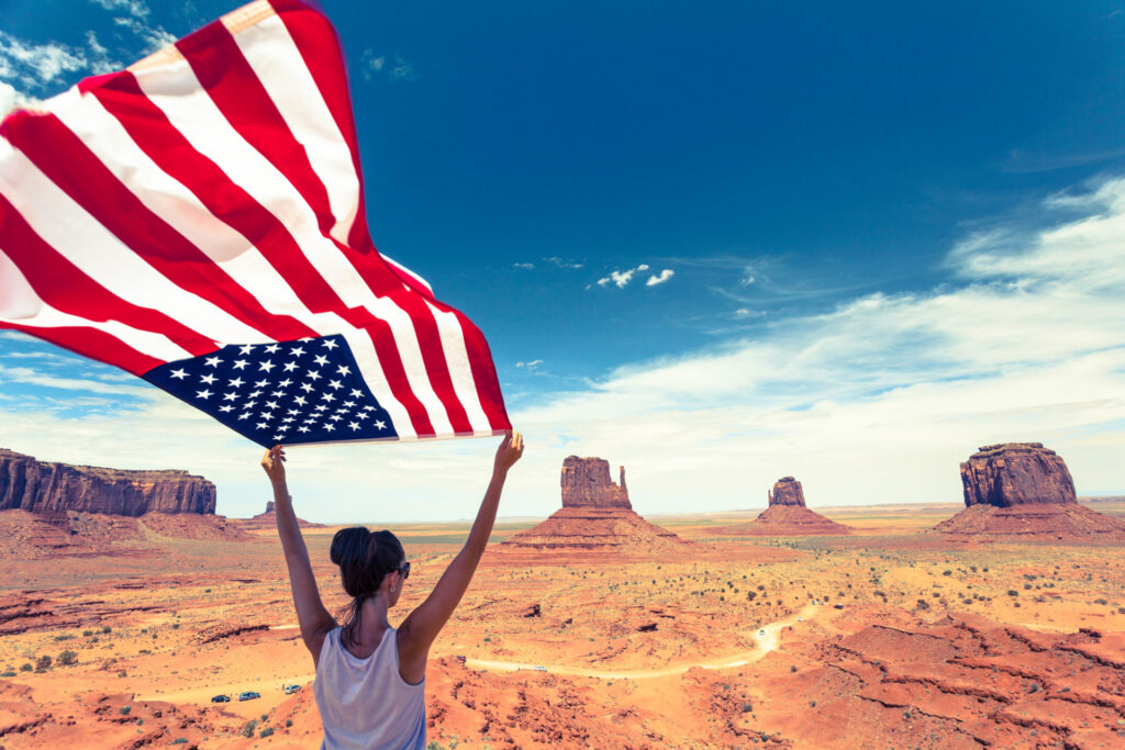 Ragazza con in mano una bandiera americana