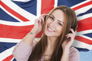 ragazza con cuffie con una bandiera inglese sullo sfondo