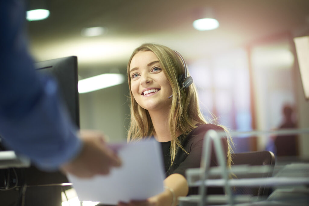 Ragazza sorridente che ritira un modulo