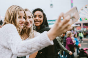 Ragazze che scattano un selfie