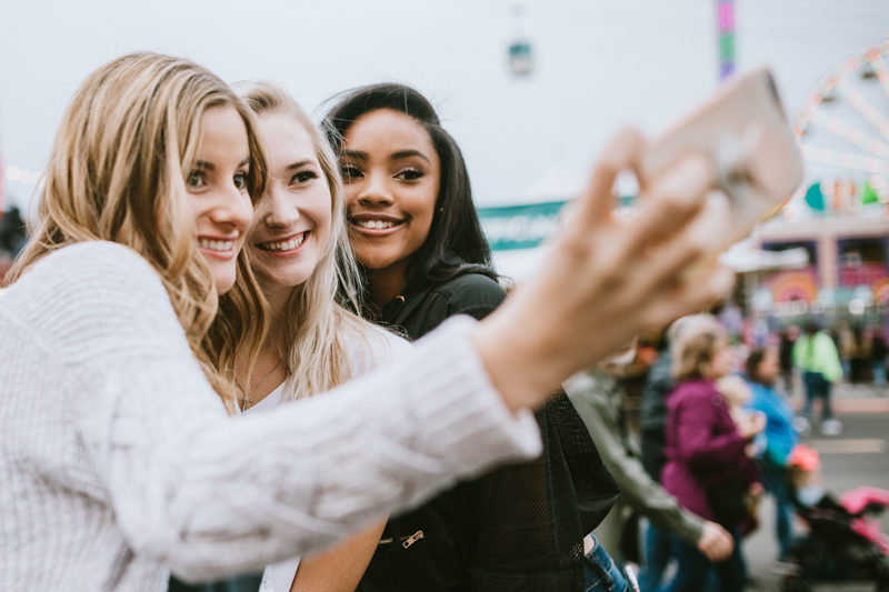 Ragazze che scattano un selfie