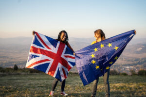ragazze con bandiera inglese ed europea