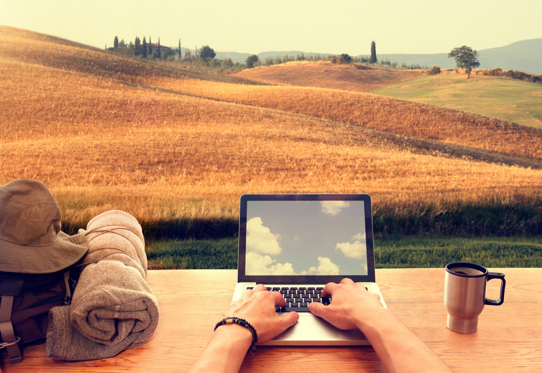 ragazzo utilizza un computer portatile da una collina