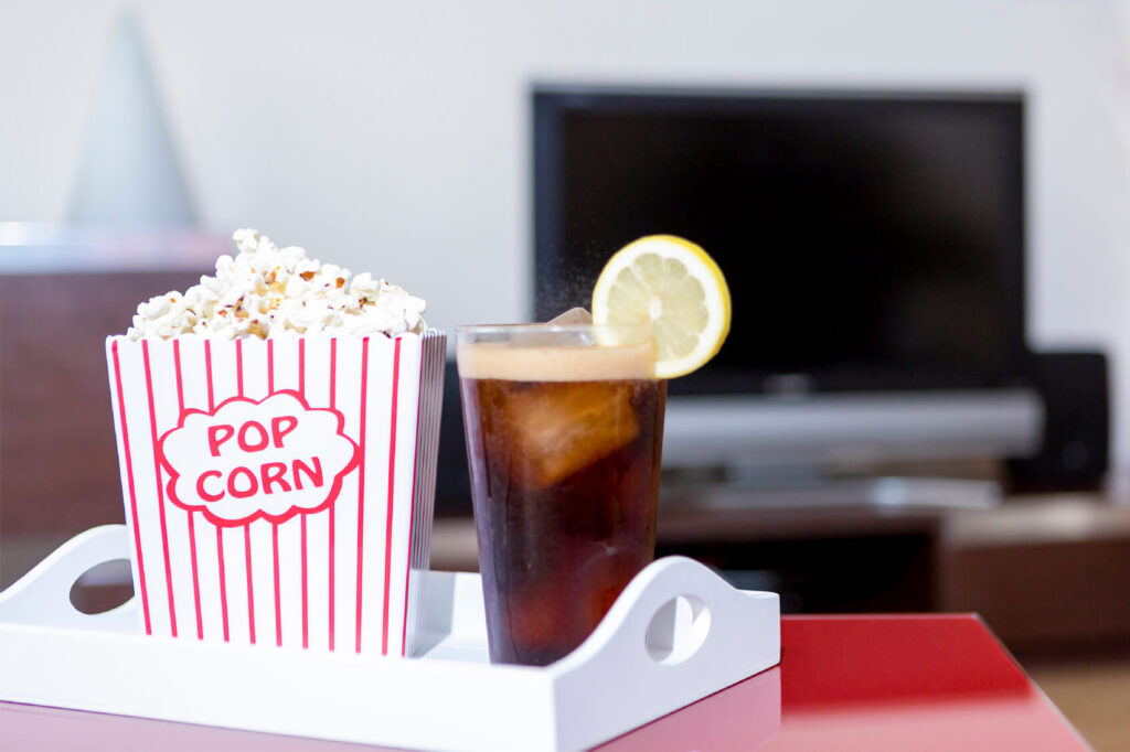 Pop corn e bibita davanti alla tv