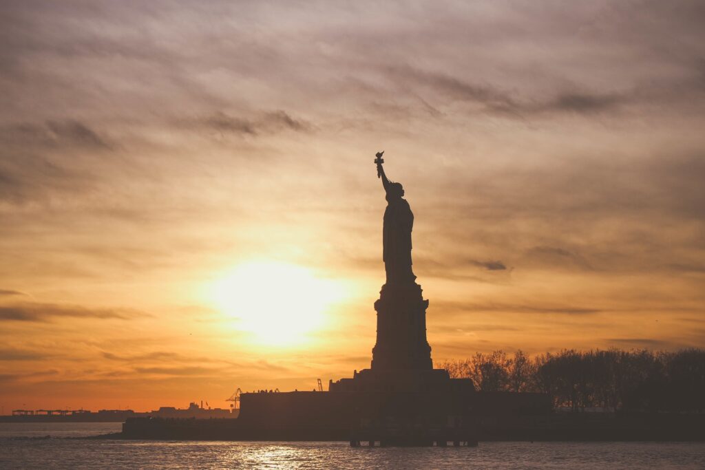 Statua della libertà al tramonto