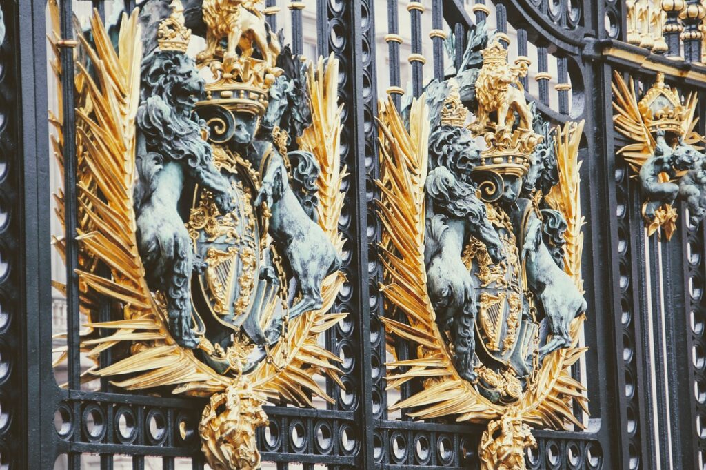 Stemma sui cancelli di Buckingham Palace