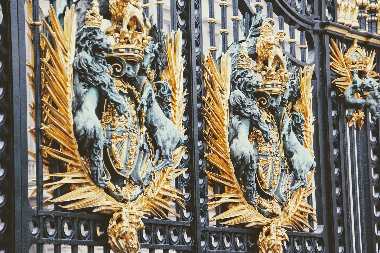 Stemma sui cancelli di Buckingham Palace