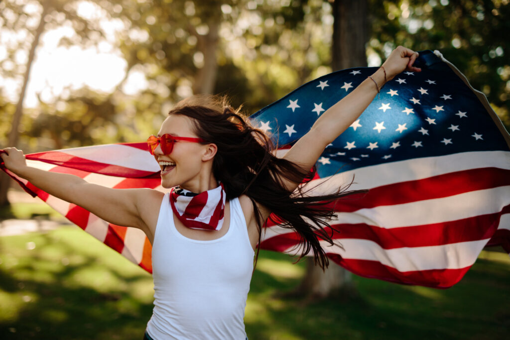 Ragazza con bandiera americana