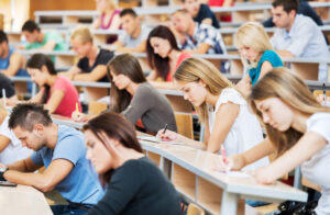 Studenti seduti ai banchi che studiano