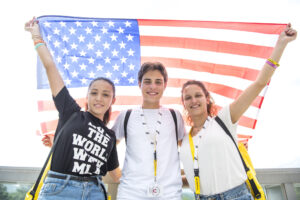 Studenti MLA con bandiera americana