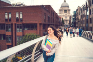 Studentessa che cammina sul Millennium Bridge