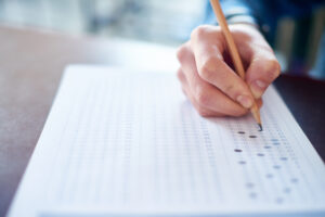 Mano che completa un test a matita