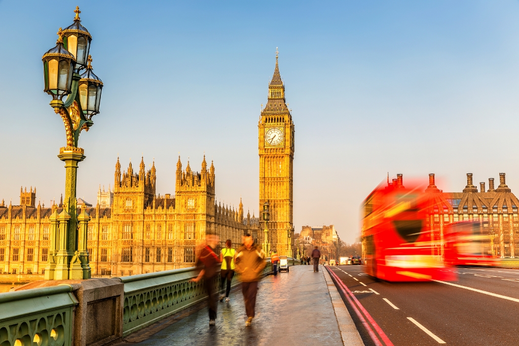 bus rosso davanti al big ben