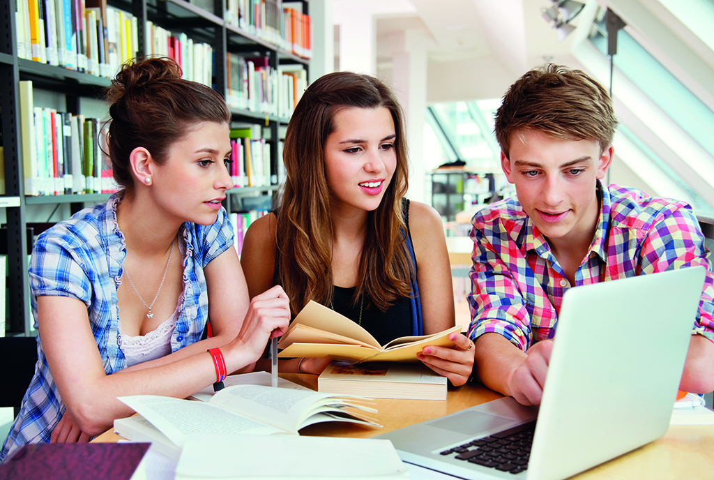 Tre studenti studiano davanti al pc