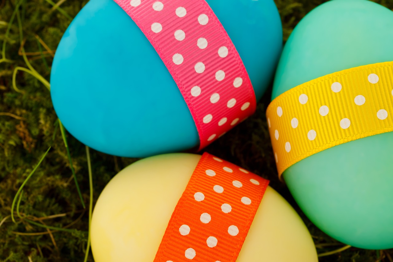 tre uova di pasqua colorate