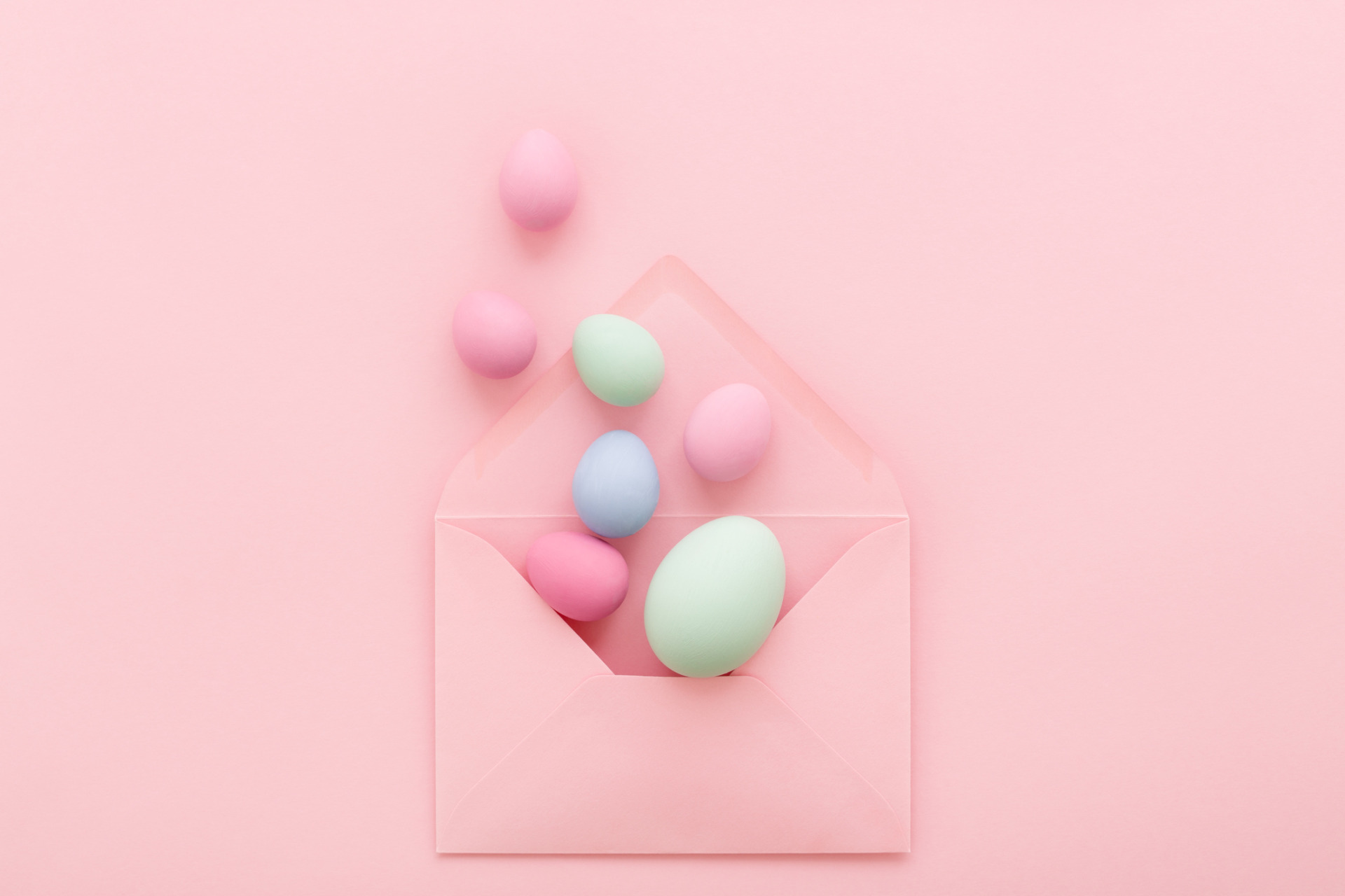 §Uova di pasqua che escono da una busta da lettere