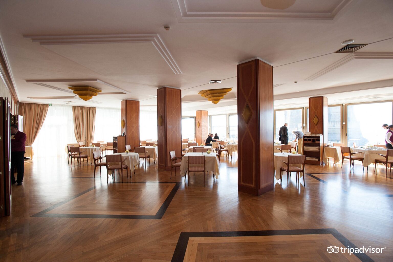 al-castello-breakfast-room--v2165 (1)