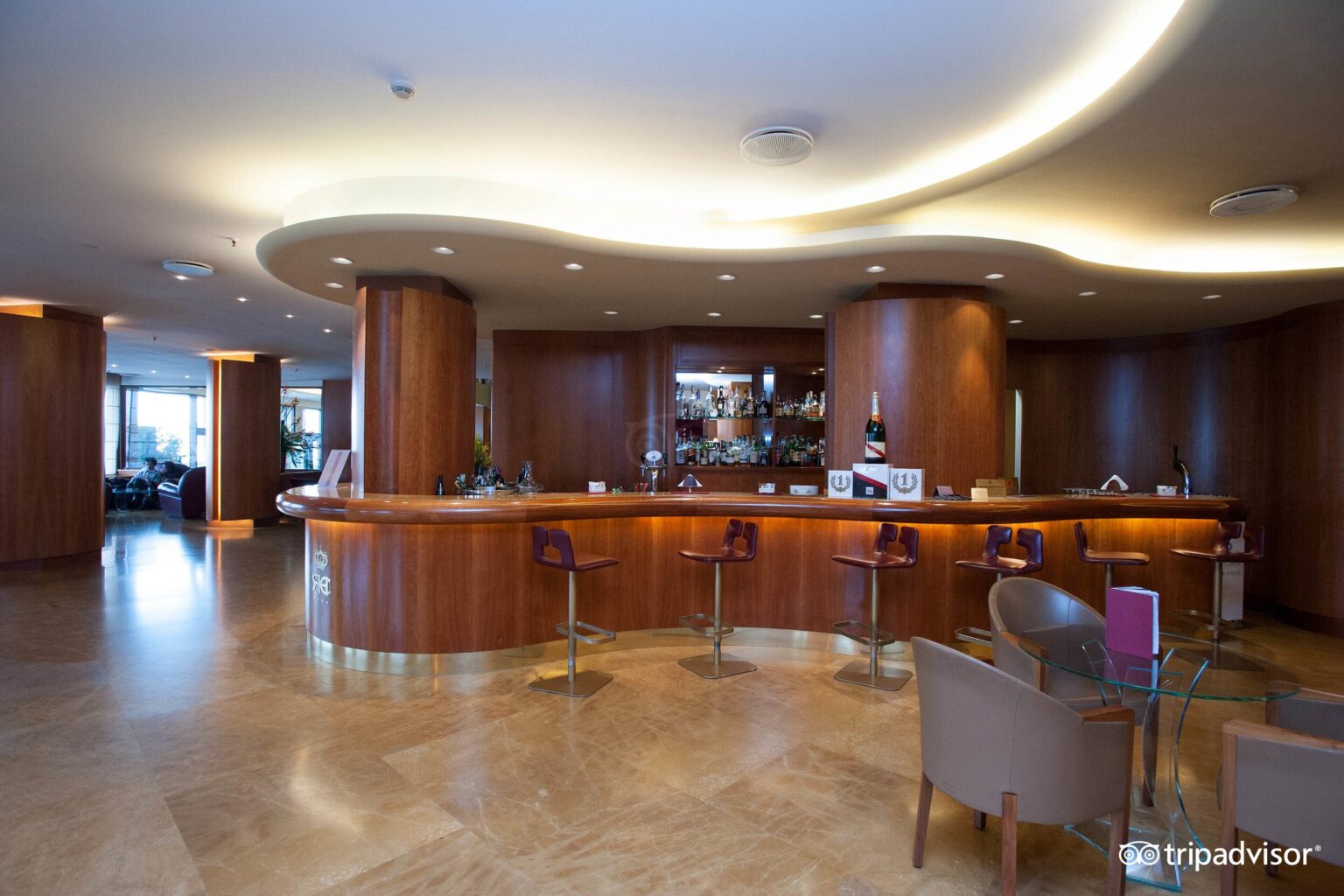 lobby-bar--v2165731