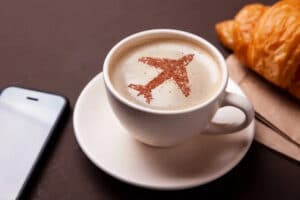 Tazza di cappuccino con un'immagine dell'aereo
